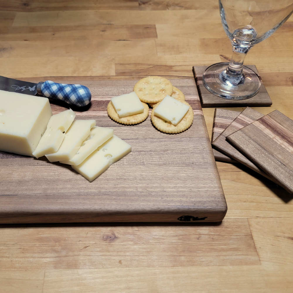 Juego de tabla de quesos Edge Grain con 4 posavasos a juego