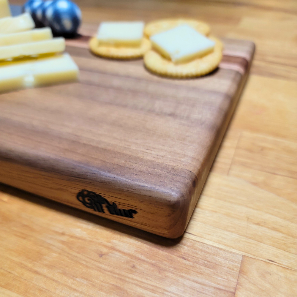 Juego de tabla de quesos Edge Grain con 4 posavasos a juego