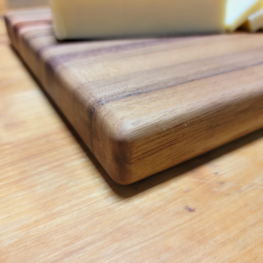 Juego de tabla de quesos Edge Grain con 4 posavasos a juego